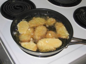 potatoe_importance04 Frying the battered potatoes